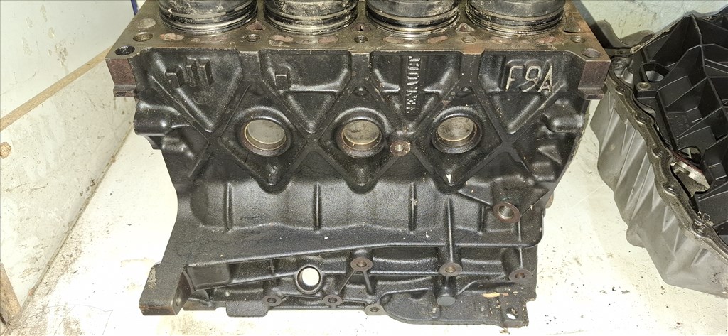 Renault F9Q motorblokk alkatrészei f9qhengerfej 7. kép