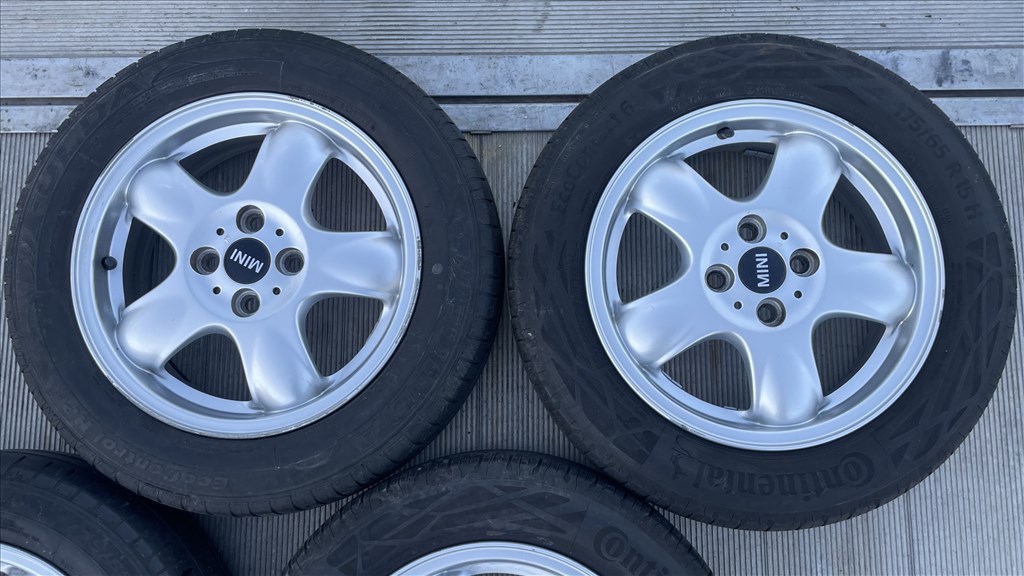  4x100 15 Mini gyári alufelnik 1515001 6769404 6768498 175/65 használt Continental nyári gumi 2. kép
