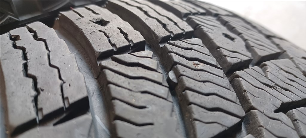 Pirelli Scorpion Ice Zero2 235/60 R18 téli gumik 4db.8mm 2. kép