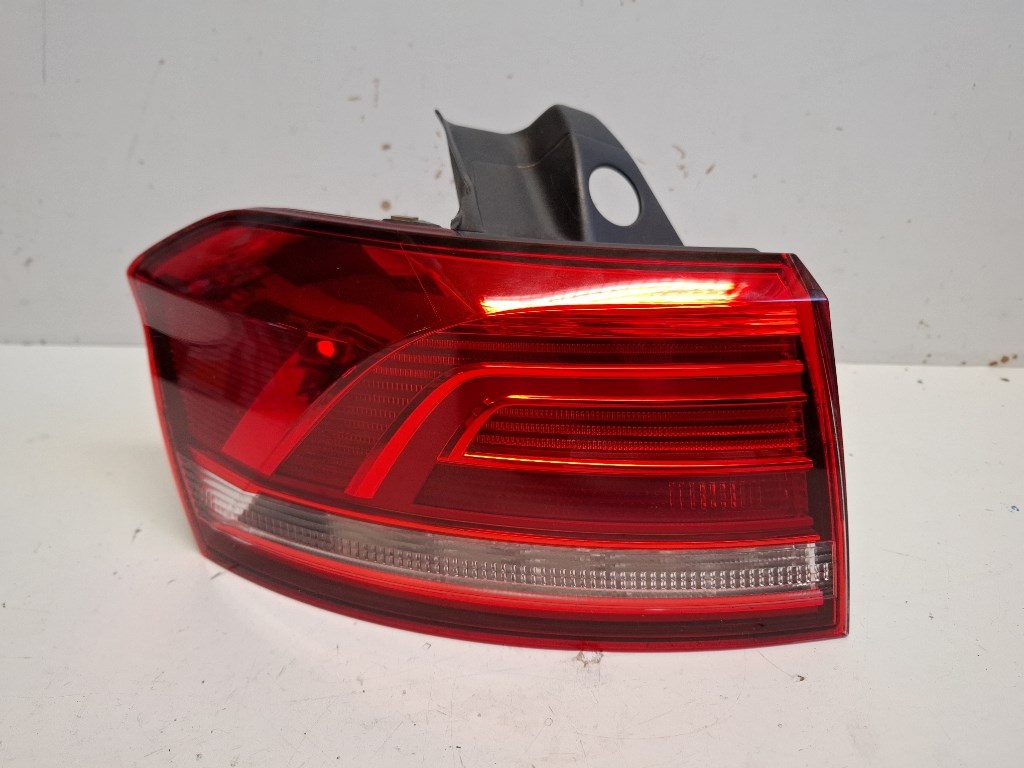 Volkswagen Passat VIII kombi bal hátsó külsõ lámpa 1. kép