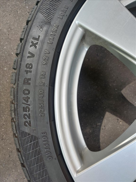  18" újszerű Dezent alufelni, rajta 225/40 újszerű Continental téli gumi gumi  3. kép
