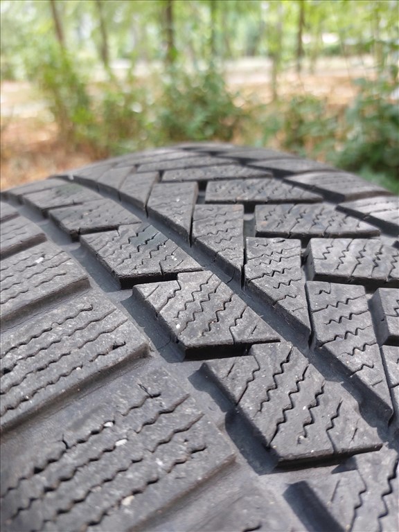 18" újszerű Dezent alufelni, rajta 225/40 újszerű Continental téli gumi gumi  10. kép