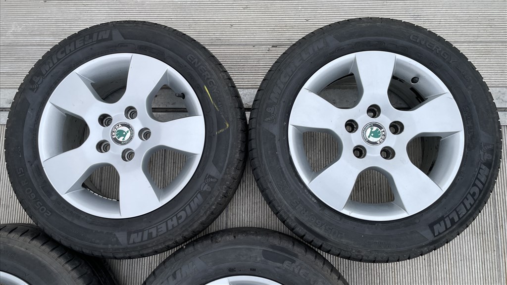 Skoda 15" 5x112 alufelnik 1Z0601025 rajta 205/60 használt Michelin nyári gumi gumi  2. kép