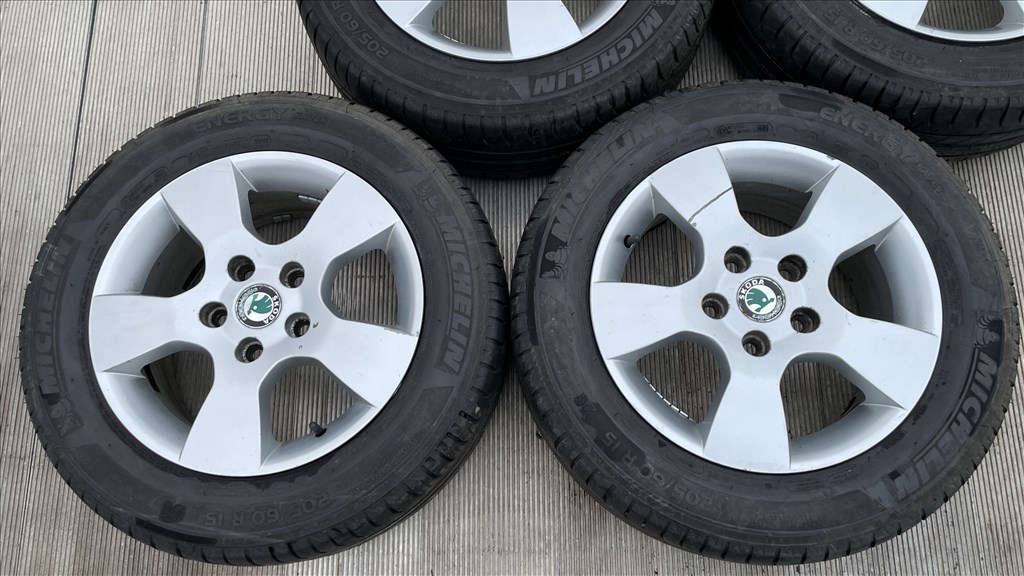 Skoda 15" 5x112 alufelnik 1Z0601025 rajta 205/60 használt Michelin nyári gumi gumi  3. kép