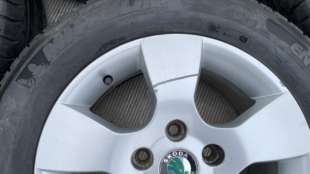 Skoda 15" 5x112 alufelnik 1Z0601025 rajta 205/60 használt Michelin nyári gumi gumi  4. kép
