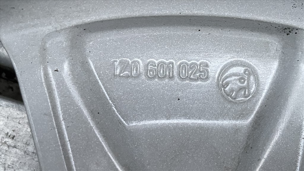Skoda 15" 5x112 alufelnik 1Z0601025 rajta 205/60 használt Michelin nyári gumi gumi  6. kép
