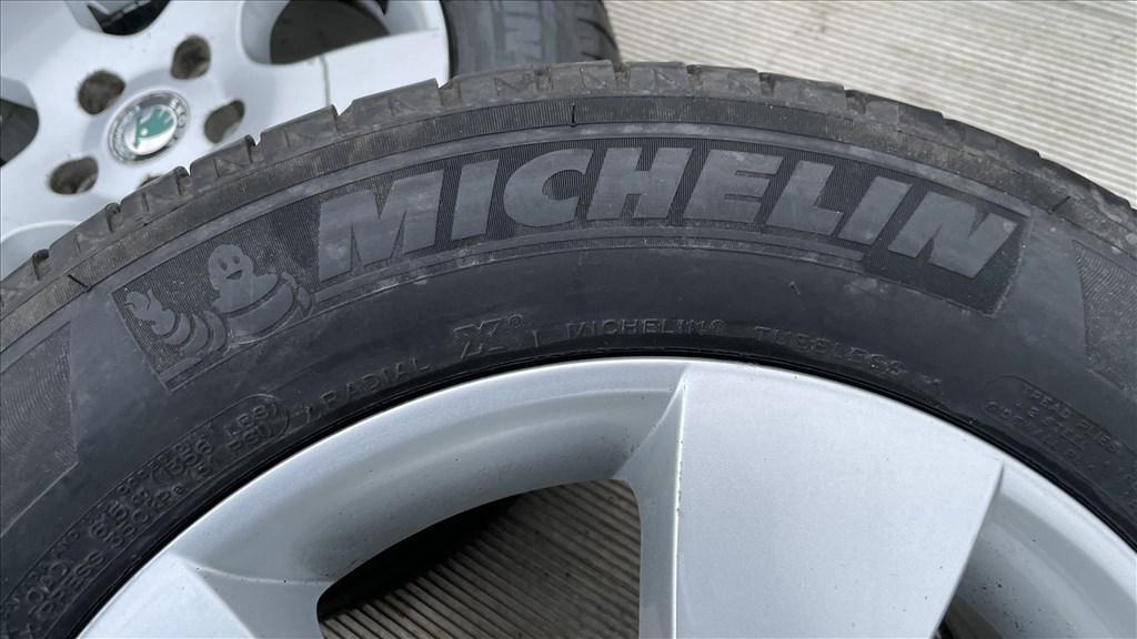 Skoda 15" 5x112 alufelnik 1Z0601025 rajta 205/60 használt Michelin nyári gumi gumi  9. kép