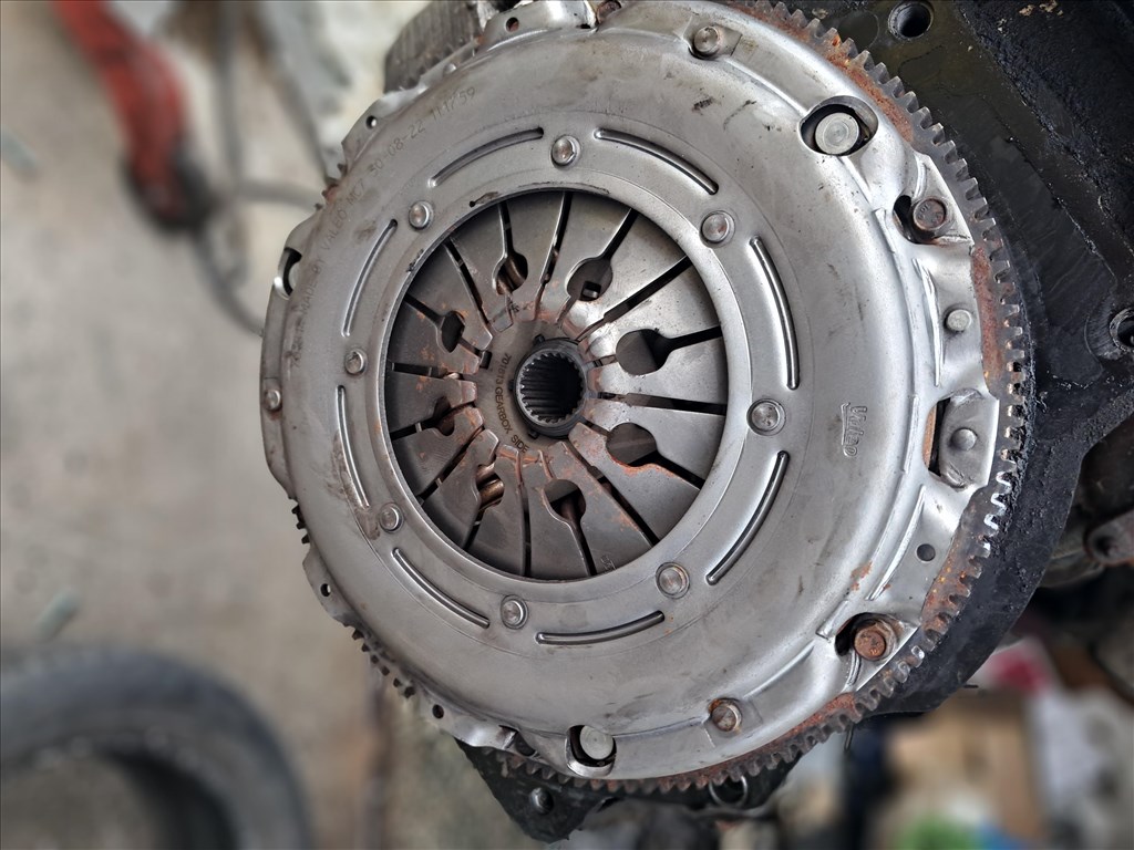 Volkswagen Passat B6,Seat León II, Skoda Octavia II SACHS újszerű kettőstömegű kuplung szett 4. kép