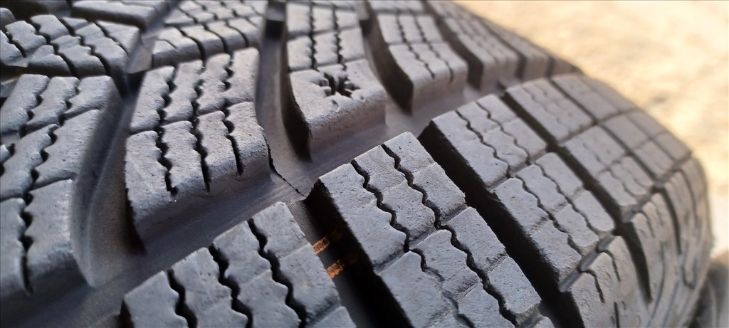 Good/Year Ultragrip Performance 225/45 R18 téli gumik 4db.8mm 2. kép