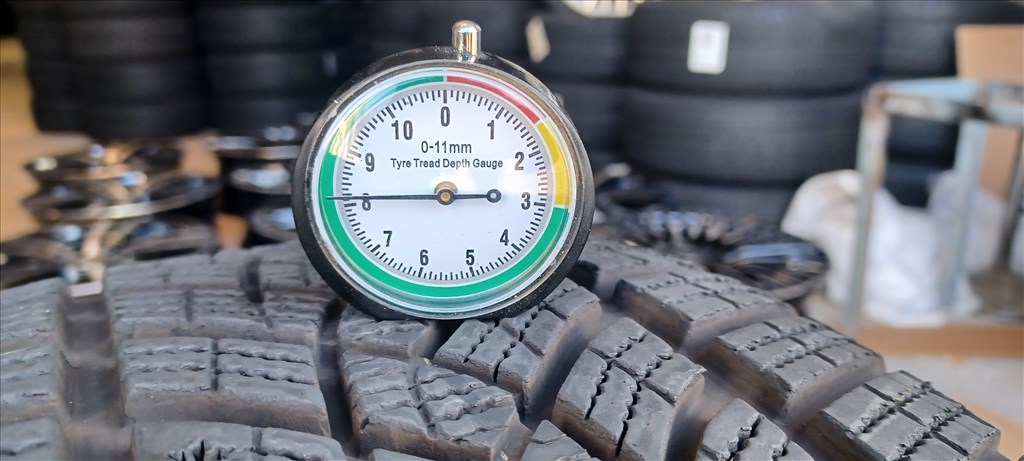 Good/Year Ultragrip Performance 225/45 R18 téli gumik 4db.8mm 3. kép