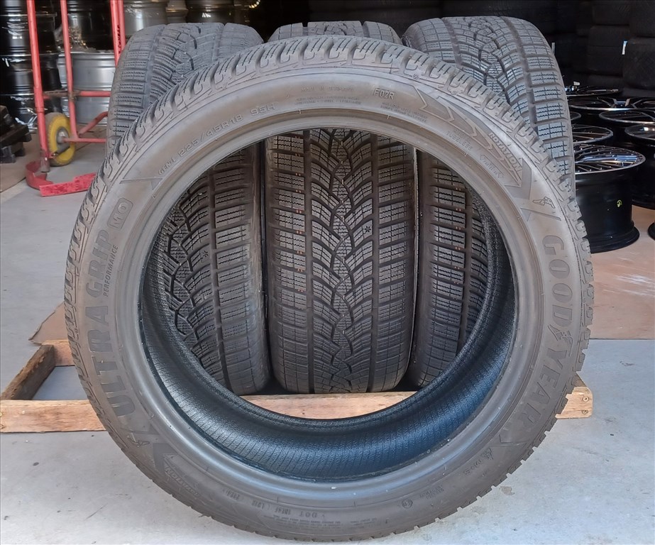Good/Year Ultragrip Performance 225/45 R18 téli gumik 4db.8mm 4. kép