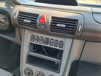 Mercedes Vaneo CDI W414 műszerfal héj