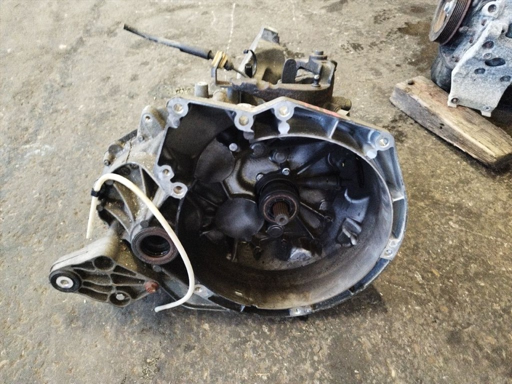 Ford Focus 3 / C-Max 1.6 TDCI 2011- AV6R7002KH kódú sebességváltó (6 seb.) 2. kép