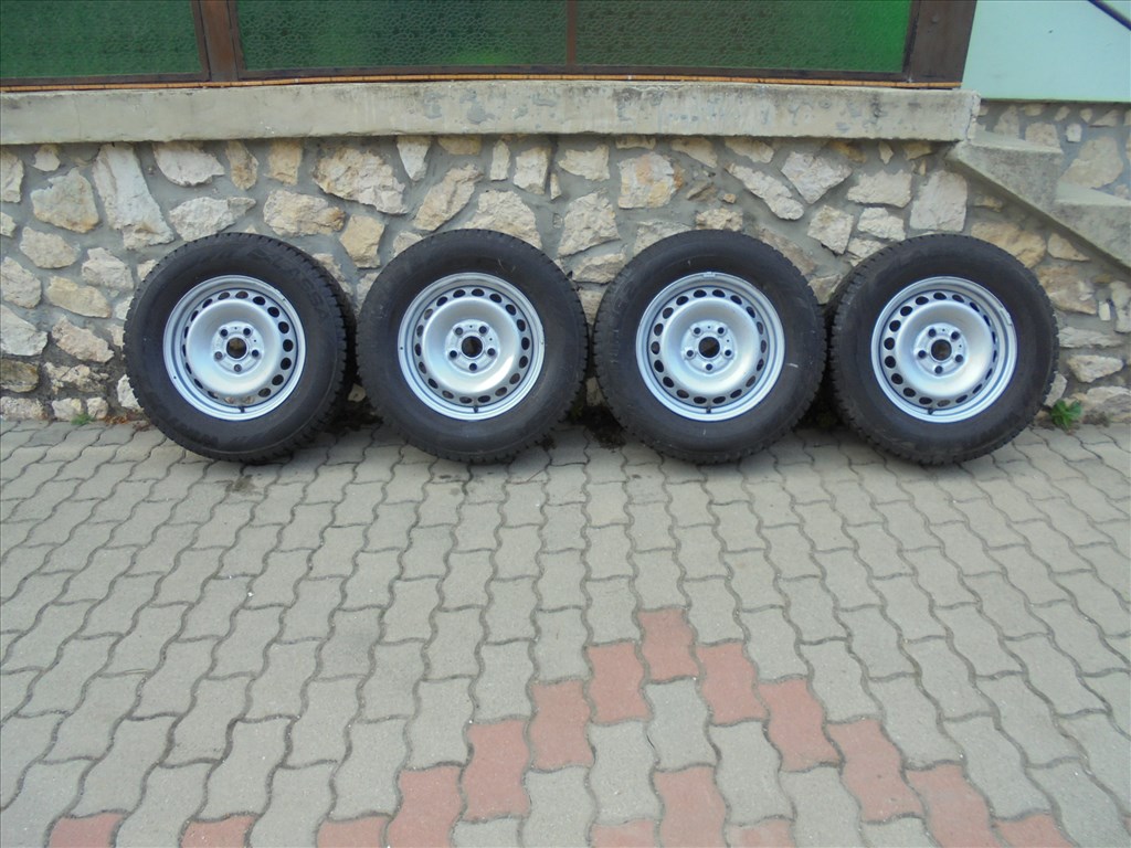 16-os Crafter lemezfelni 2022-es 235/65-ös téli gumival eladó 1. kép