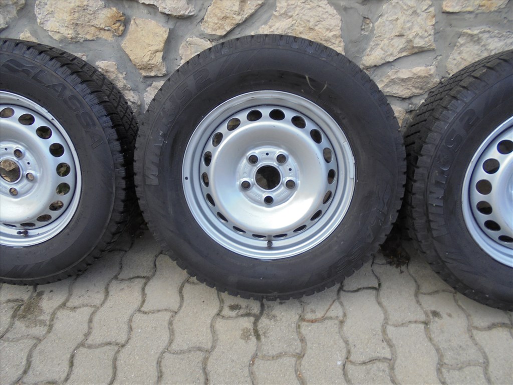 16-os Crafter lemezfelni 2022-es 235/65-ös téli gumival eladó 3. kép