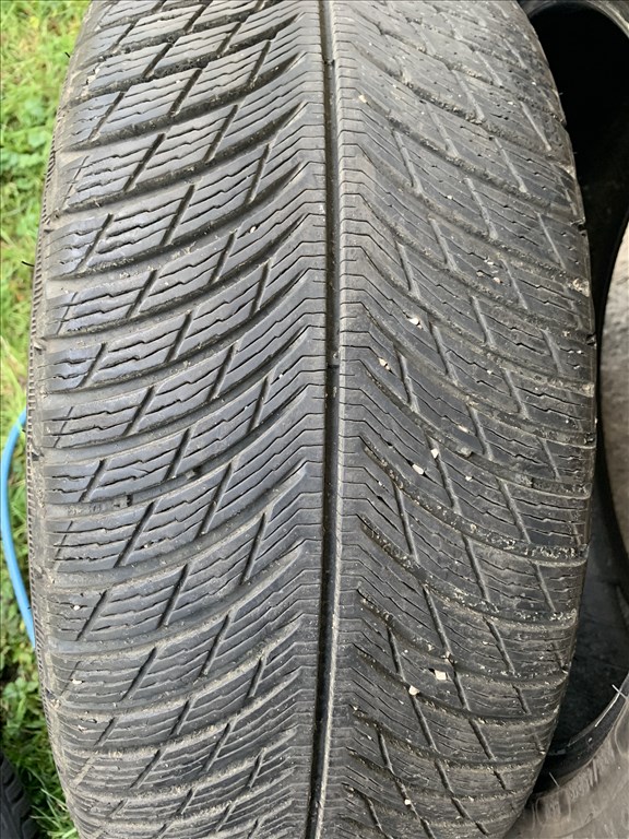  235/4518" használt Michelin téli gumi gumi 2. kép