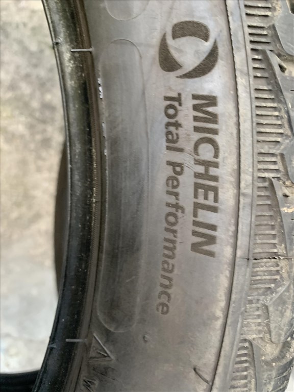  235/4518" használt Michelin téli gumi gumi 3. kép