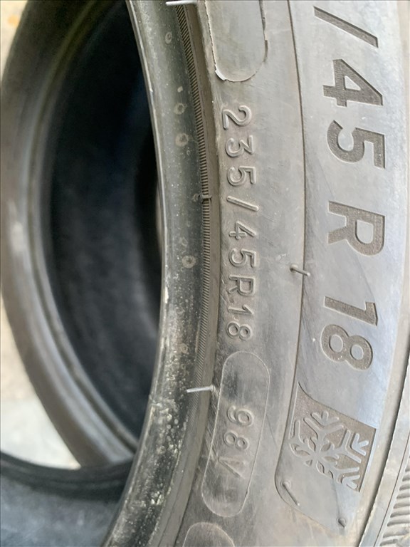  235/4518" használt Michelin téli gumi gumi 4. kép