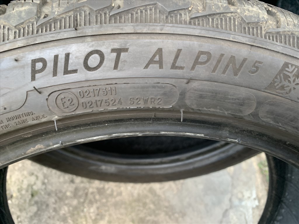  235/4518" használt Michelin téli gumi gumi 6. kép