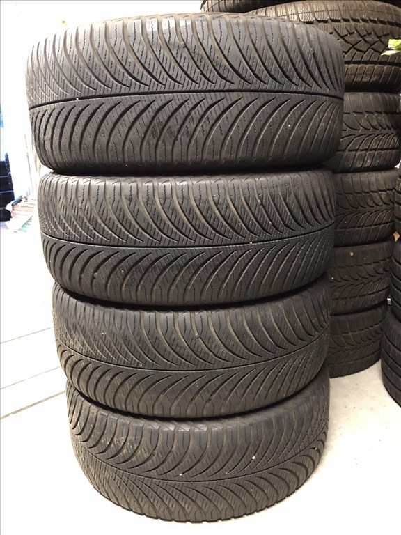 235/50/18 négyévszakos gumi 235 50 18 GoodYear 1. kép