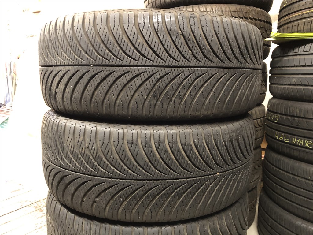 235/50/18 négyévszakos gumi 235 50 18 GoodYear 2. kép