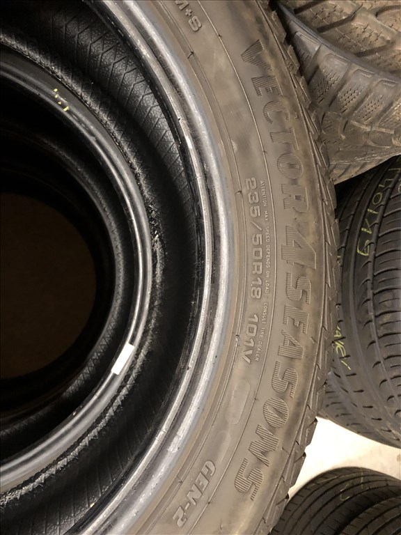 235/50/18 négyévszakos gumi 235 50 18 GoodYear 4. kép