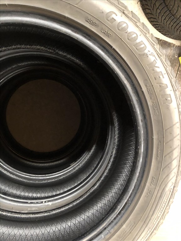 235/50/18 négyévszakos gumi 235 50 18 GoodYear 5. kép