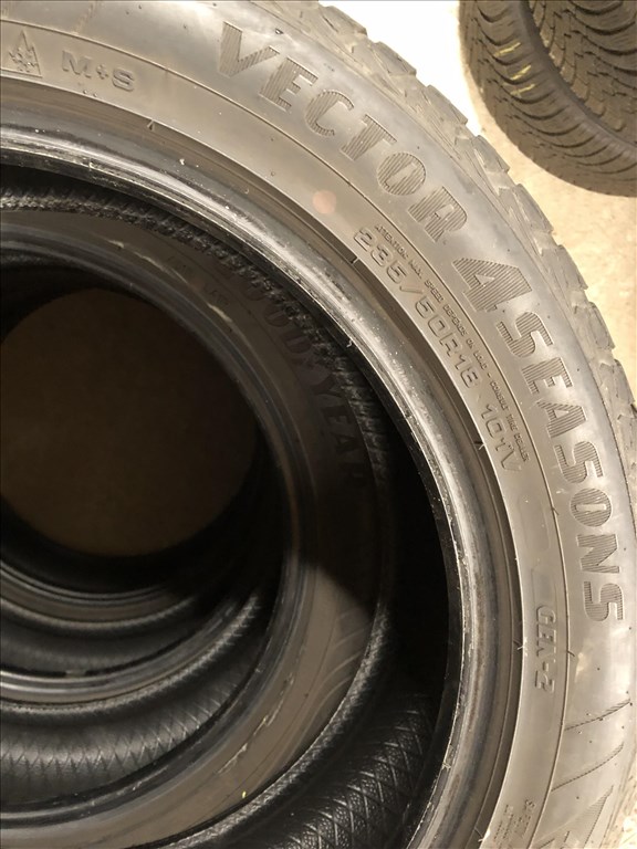 235/50/18 négyévszakos gumi 235 50 18 GoodYear 7. kép