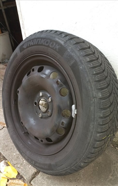  15" újszerű lemezfelni, rajta 185/60 használt Hankook téli gumi gumi  1. kép