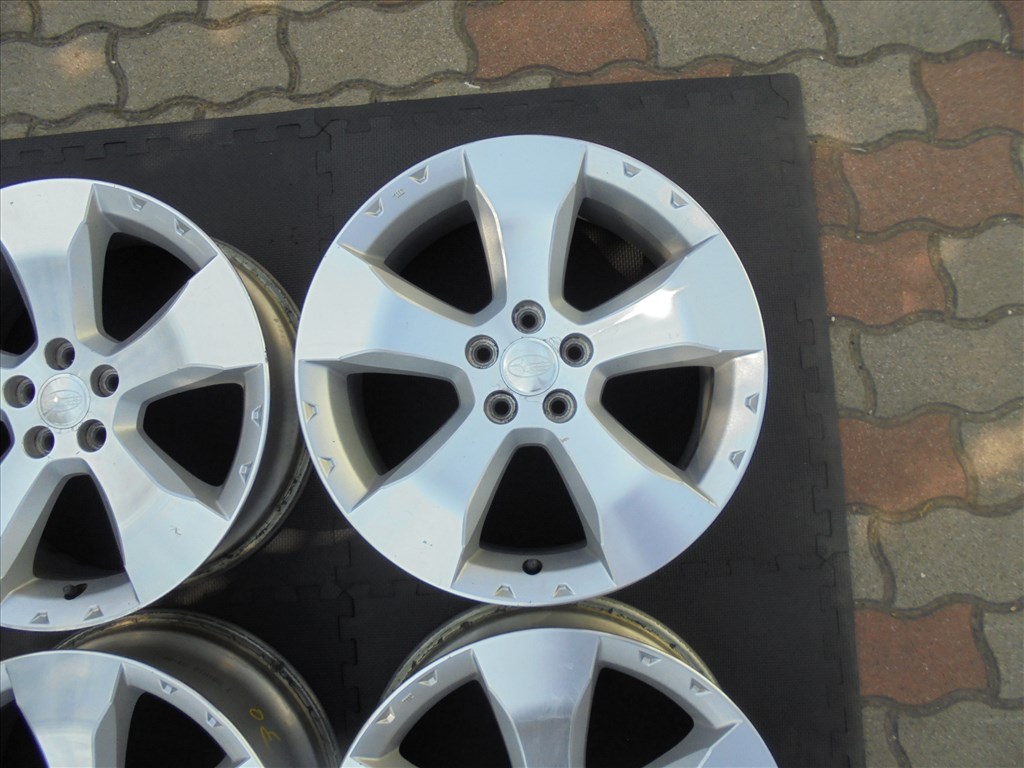17-es 5 x 100-as Subaru alufelni megkímélten eladó 4. kép