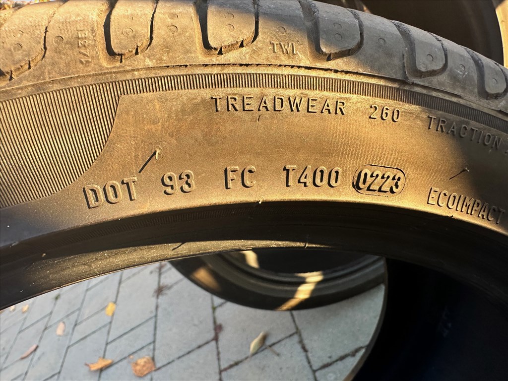  235/4019" használt Pirelli nyári gumi gumi 2. kép