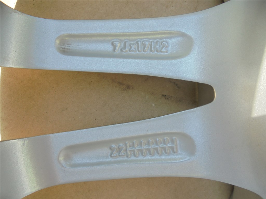 Újszerű 17-es Dezent alufelni eladó 6. kép