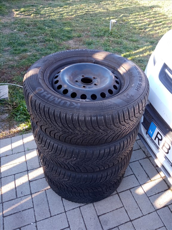  Ford 5x108 lyukosztású 16"lemezfelni,  215/60 Kumho téli gumival eladó. 1. kép