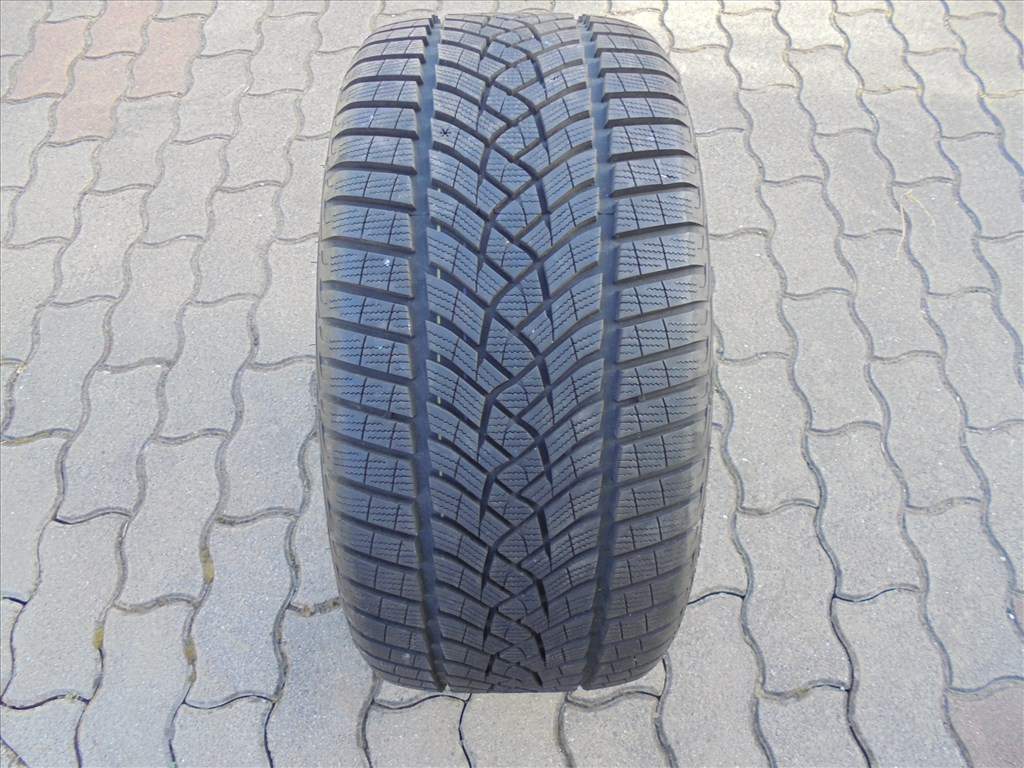 255/35 R19" 1 db újszerű Goodyear téli gumi eladó 1. kép