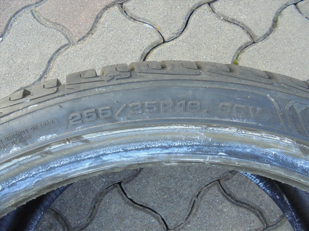 255/35 R19" 1 db újszerű Goodyear téli gumi eladó 2. kép