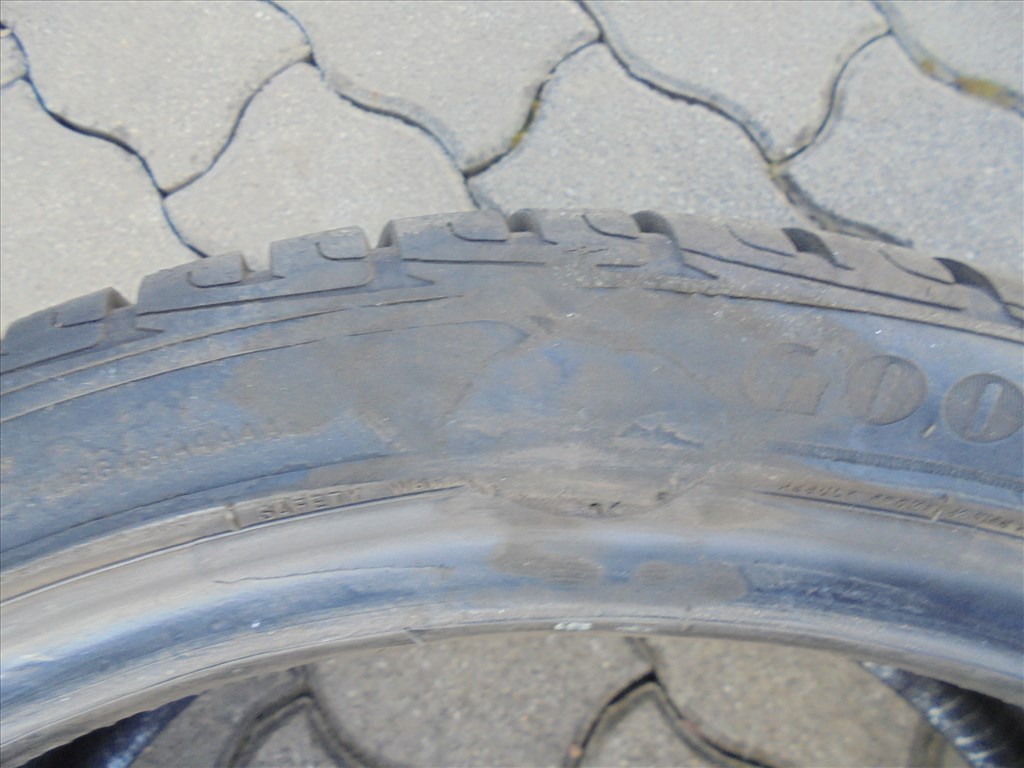 255/35 R19" 1 db újszerű Goodyear téli gumi eladó 3. kép