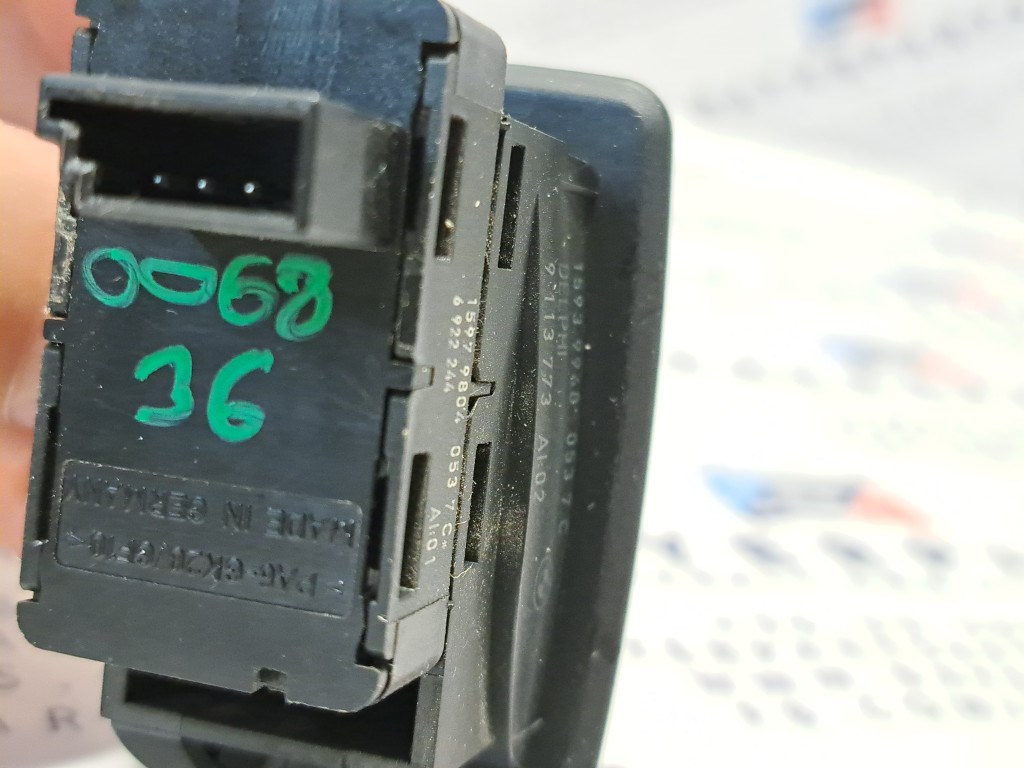 BMW E60 E61 jobb elsõ bal / jobb hátsó elektromos ablakemelõ kapcsoló gomb - kis hibával 4. kép