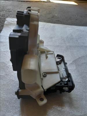 Audi A4 (B9 - 8W) 2.0 TFSI ajtó zárbetét  8x1837015e