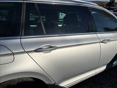 Volkswagen Passat B8 jobb hátsó ajtó LA7W