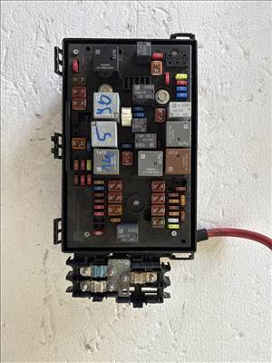 Opel Astra J 2009-2015 Motortéri biztosítéktábla   13449211