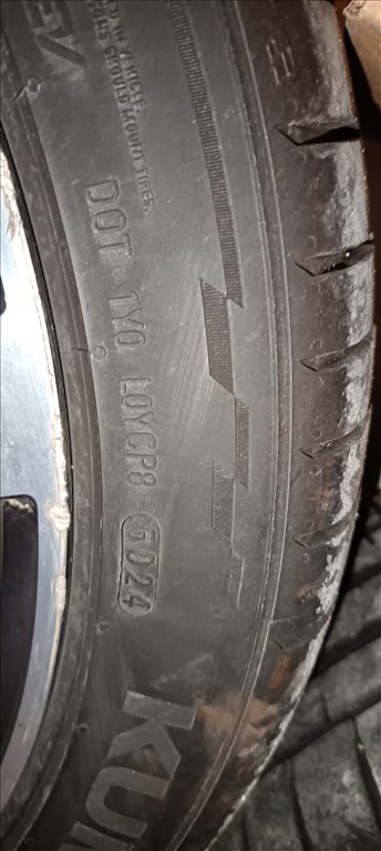  5x112 lyukosztású 19" használt (gyári felni) alufelni, rajta 235/40 újszerű Kumho nyári gumi gumi  1. kép