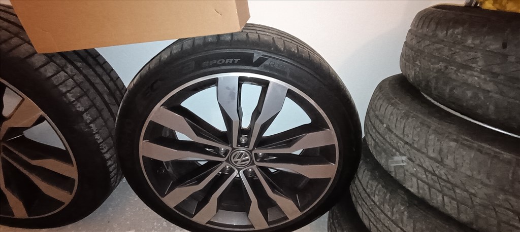  5x112 lyukosztású 19" használt (gyári felni) alufelni, rajta 235/40 újszerű Kumho nyári gumi gumi  2. kép