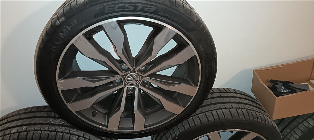  5x112 lyukosztású 19" használt (gyári felni) alufelni, rajta 235/40 újszerű Kumho nyári gumi gumi  3. kép
