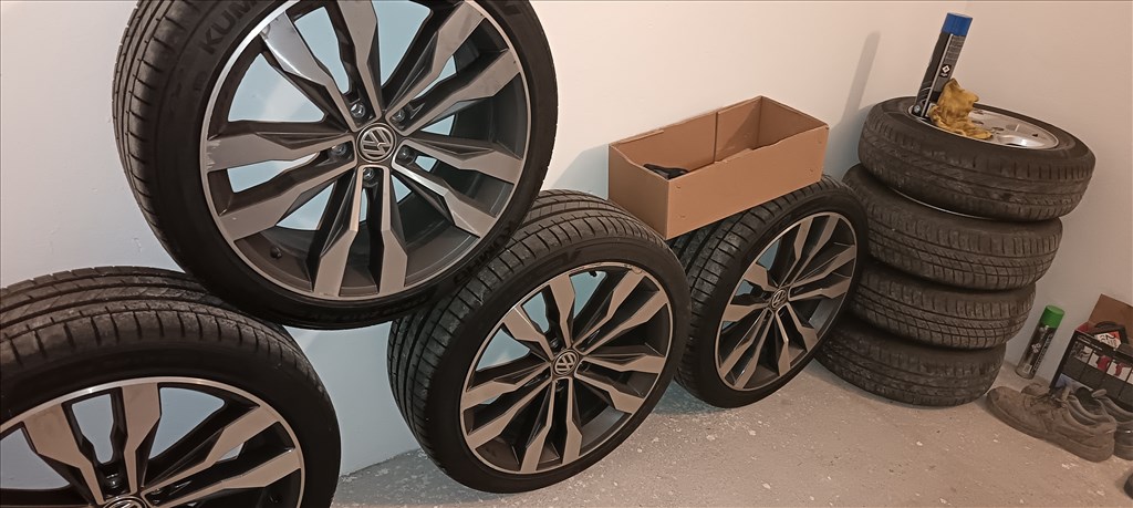  5x112 lyukosztású 19" használt (gyári felni) alufelni, rajta 235/40 újszerű Kumho nyári gumi gumi  4. kép