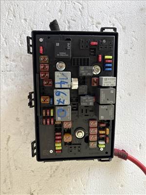 Opel Astra J 2009-2015 Motortéri biztosítéktábla   13449203