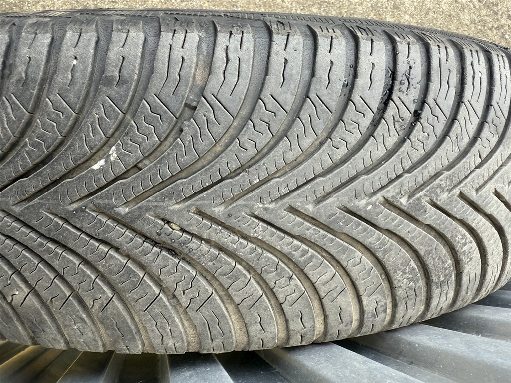  Michelin Alpin5 téli gumi 195/55R20 5,5" gyári alufelnikre szerelve, nyomásérzékelő szeleppel eladó 2. kép