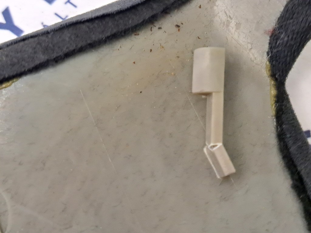 BMW E46 sedan fekete féklámpa pótféklámpa takaró tetõkárpit borítás - hibákkal  6. kép