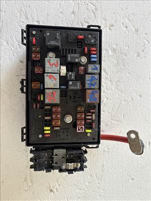 Opel Astra J 2009-2015 Motortéri biztosítéktábla   13343982