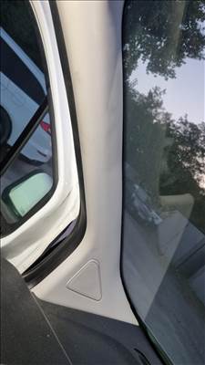 Ford Transit Courier a oszlop takaró 