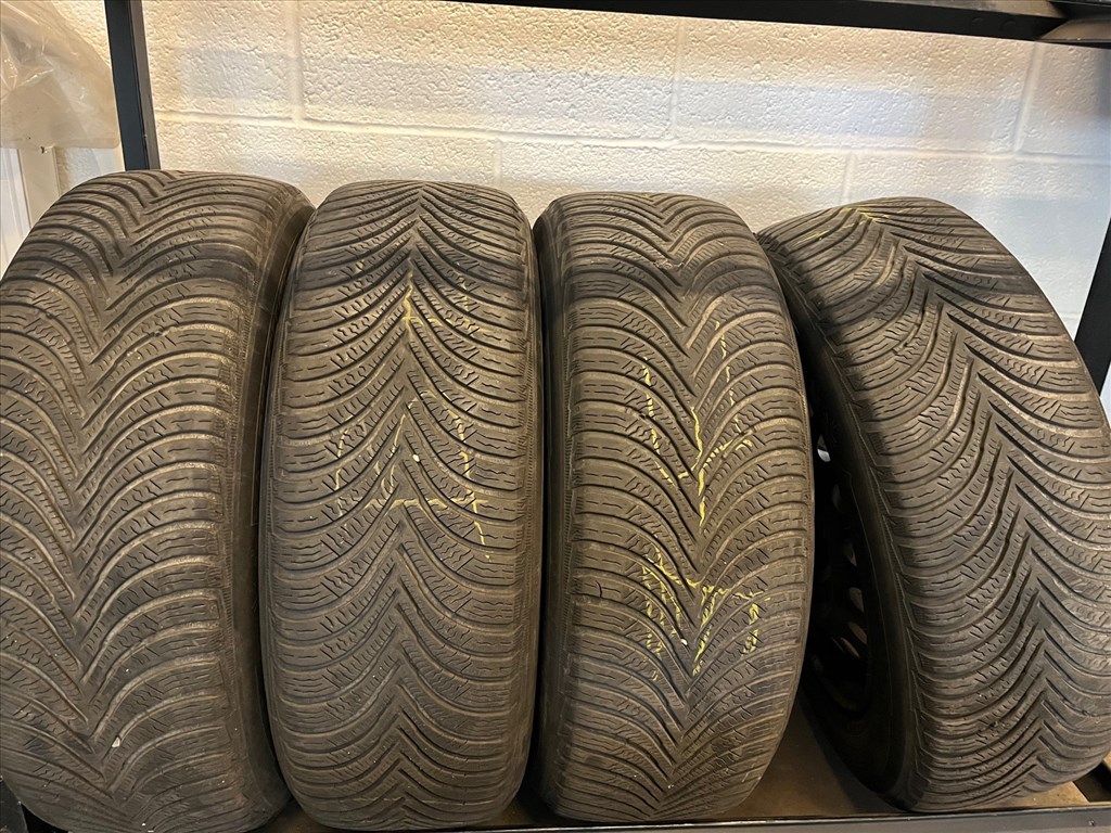  Renault Scenic II 16" lemezfelni, és 205/60 használt Michelin téli gumi 1. kép